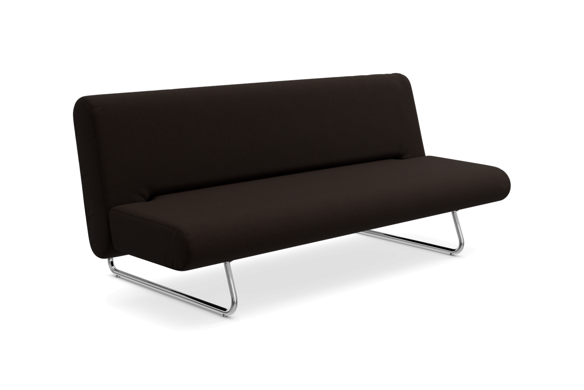 Moderne mørkebrun sofa uden armlæn med kromede slædeben, frilagt på hvid baggrund.