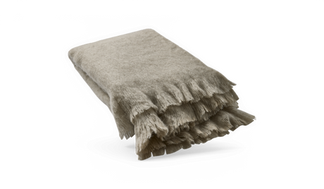 Sammenfoldet beige plaid med bløde frynser på mørk baggrund.