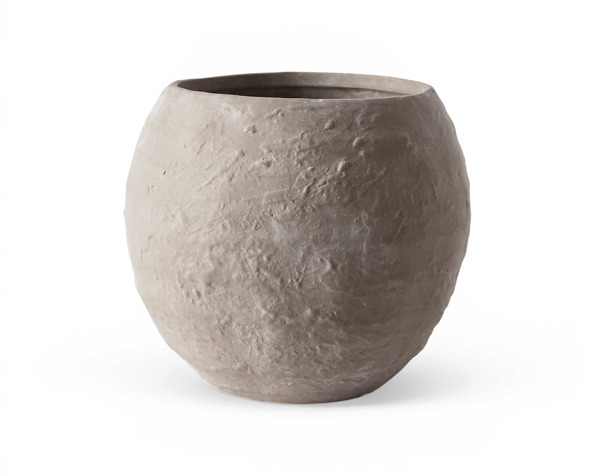 Tekstureret beige keramikvase med rund, organisk form på hvid baggrund.