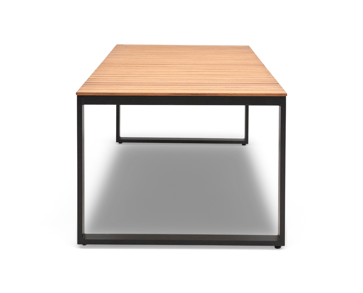 Rektangulært bord med sort metalstel og lameltræ-bordplade, frontview frilagt på transparent baggrund.