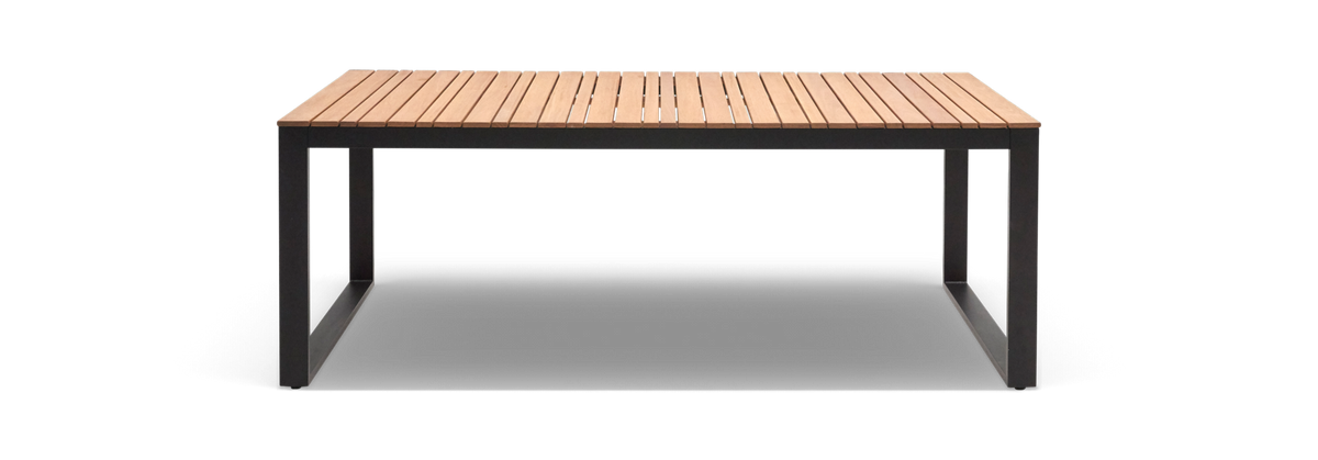 Rektangulært bord med trælameller i bordpladen og sort metalstel, fritlagt i frontvisning.