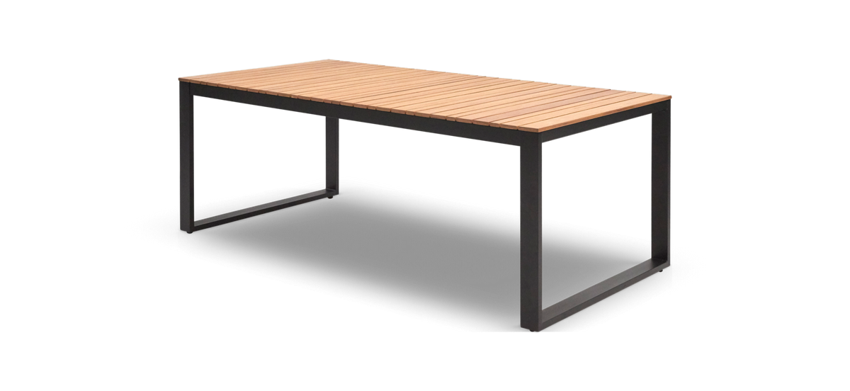 Rektangulært bord med lamel-bordplade i træ og sort metalstel, fritlagt mod hvid baggrund.