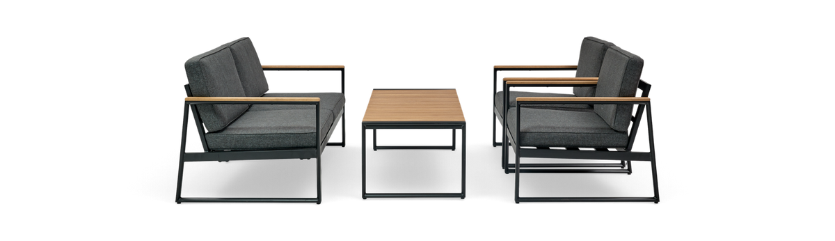 Moderne loungesæt med to lænestole, en 2‑personers sofa og et rektangulært sofabord i sort metal med træarmlæn og lameltræ-bordplade, grå hynder, set forfra på sort baggrund.