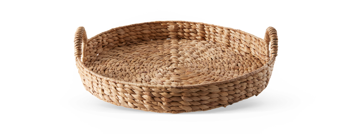 Rund flettet bakke/kurv i naturmateriale med to håndtag.