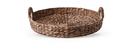 Rund flettet bakke/kurv i naturmaterial med to håndtag på sort baggrund.