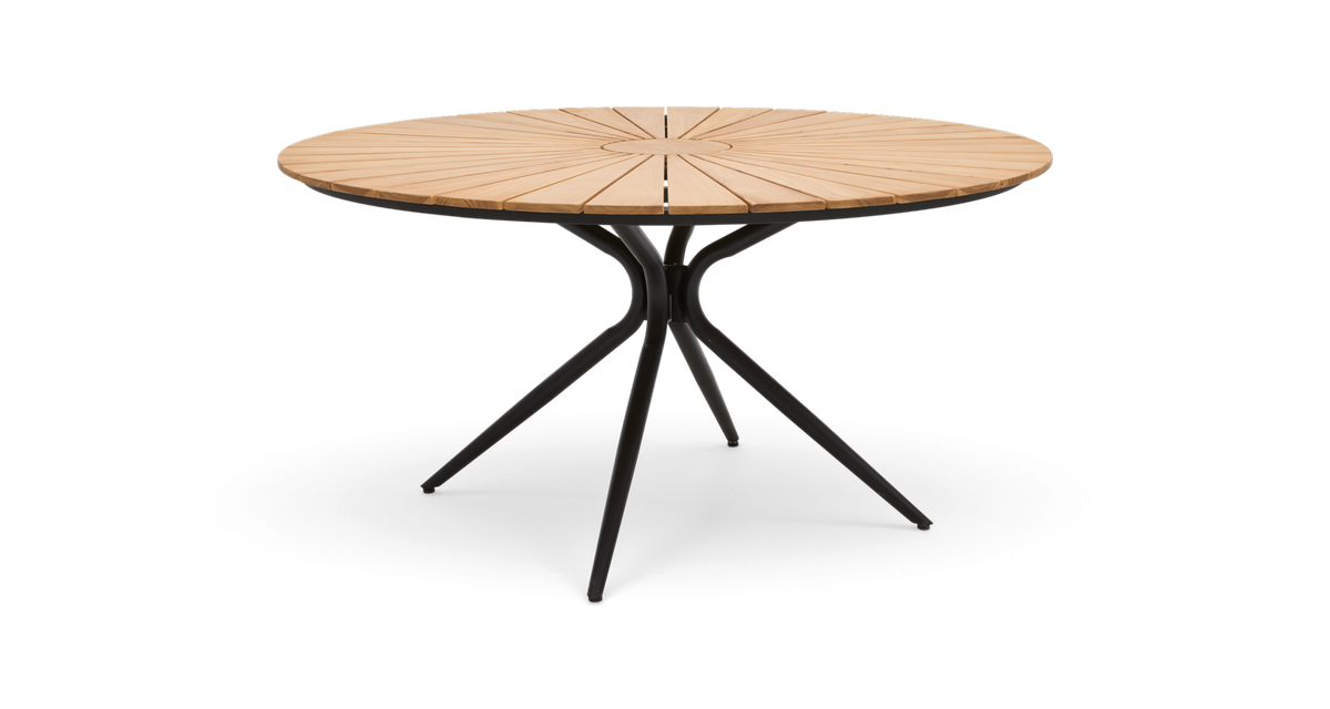 Rundt bord med teaklameller og sort metalstel med fire ben.