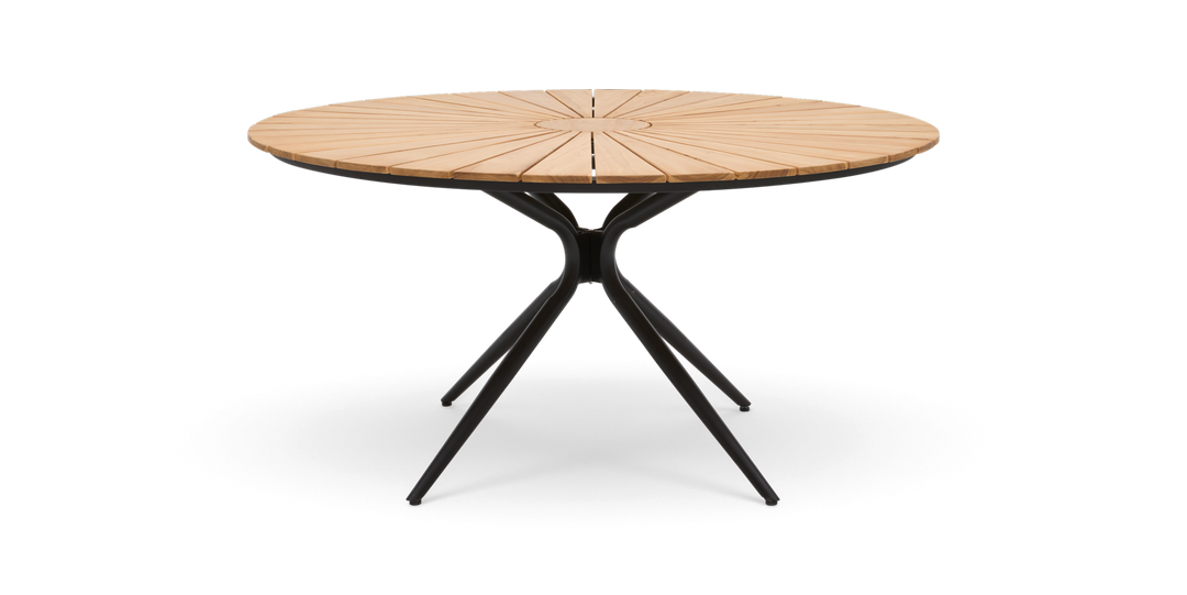 Rundt bord med lamel-træbordplade og sort metalstel i trebensdesign, fritlagt studiobillede.