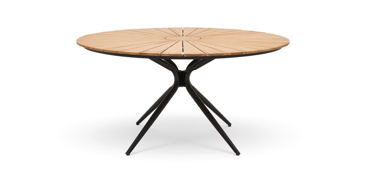 Rundt bord med lamel-træbordplade og sort metalstel i trebensdesign, fritlagt studiobillede.