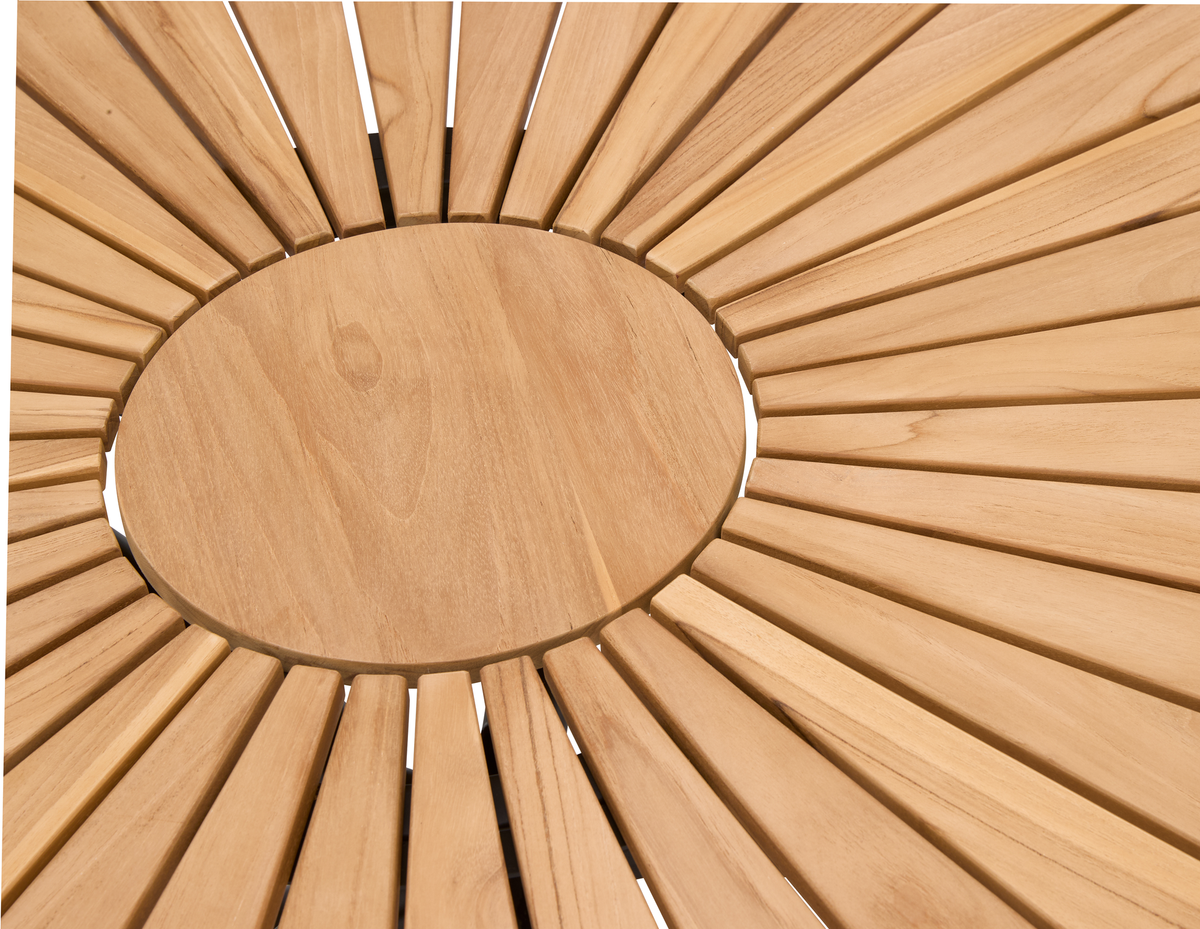 Nærbillede af rund bordplade i teak med radiale lameller i solstrålemønster.