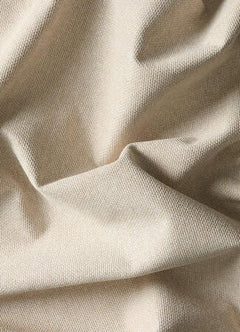 Beige tekstureret stof med bløde folder.