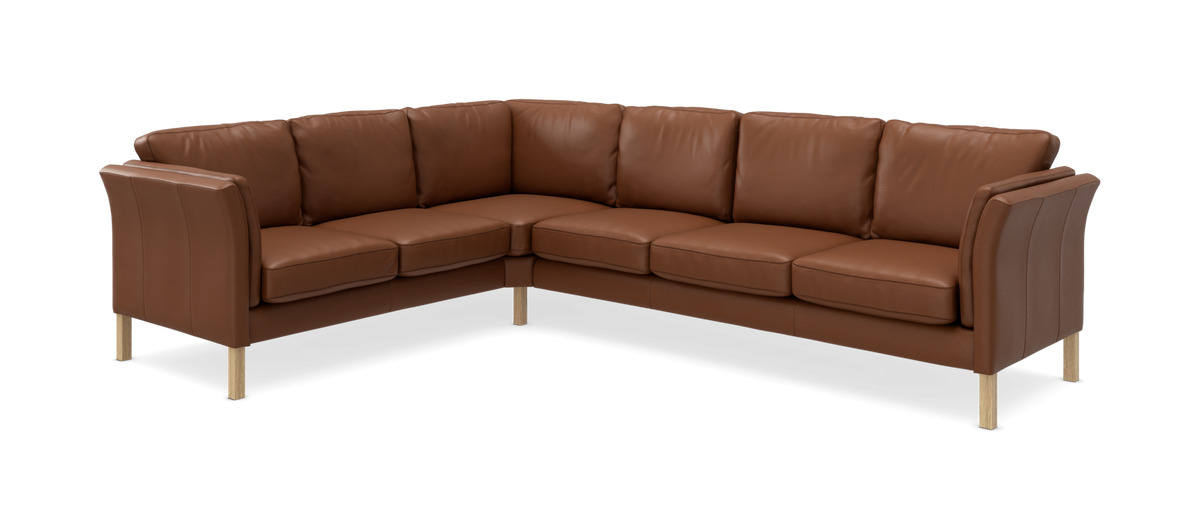 Brun læder hjørnesofa med træben og bløde ryghynder, femsædet.