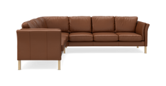 Brun hjørnesofa i læder med træben og fem sædepladser.