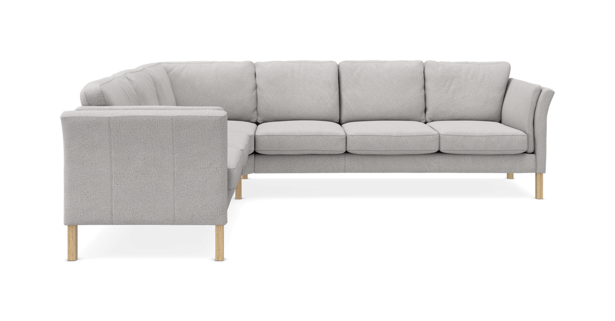 L‑formet sofa i lysegråt stof med træben, fritlagt frontvisning.