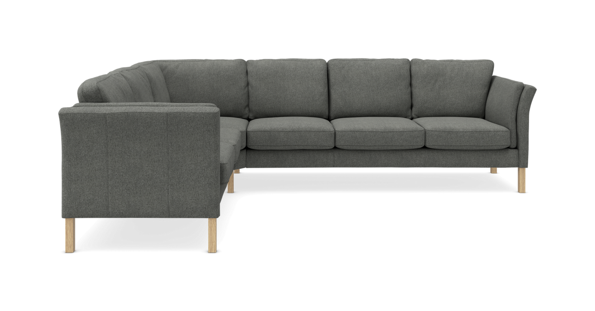 Mørkegrå stofhjørnesofa med hjørnemodul og lyse træben, frilagt på hvid baggrund.