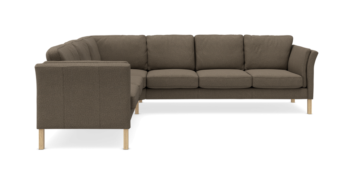 Brun L‑formet modulsofa med træben, frilagt produktbillede.
