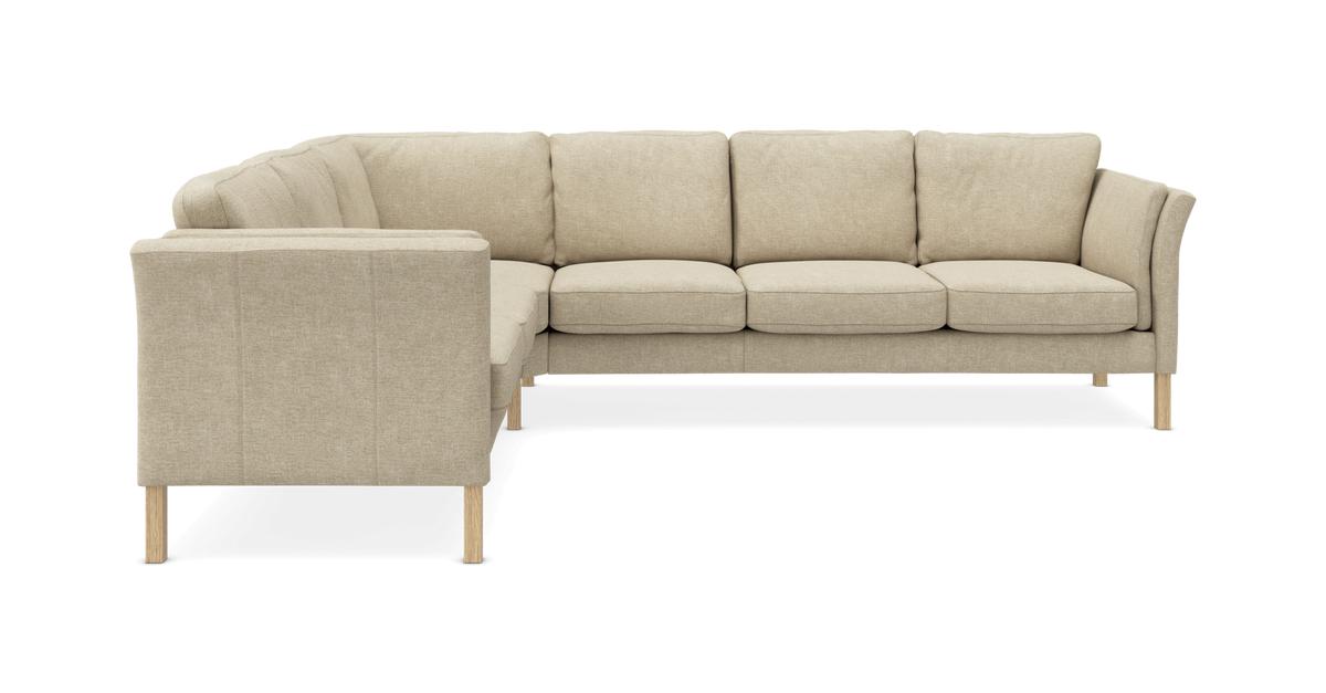 Beige L‑formet modulsofa med træben, fritlagt på hvid baggrund.