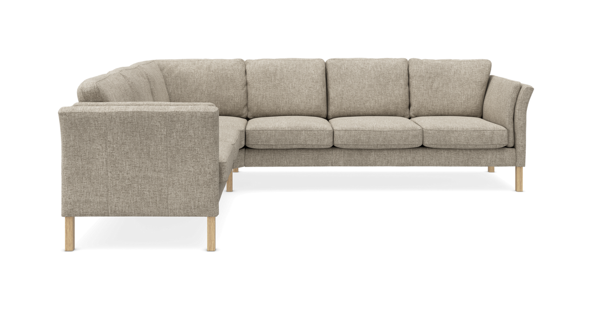 Beige L-formet sofa med træben på hvid baggrund