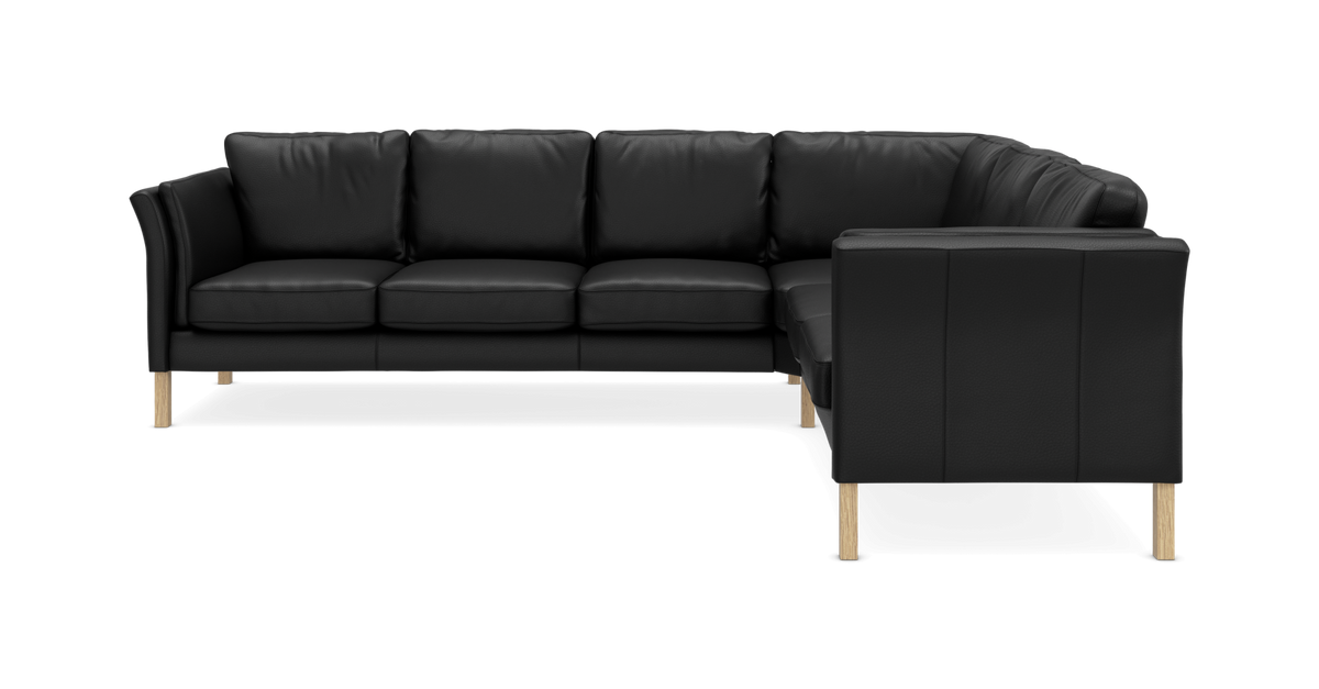 Sort L-formet hjørnesofa i læder med lyse træben, frontvinkel på hvid baggrund.