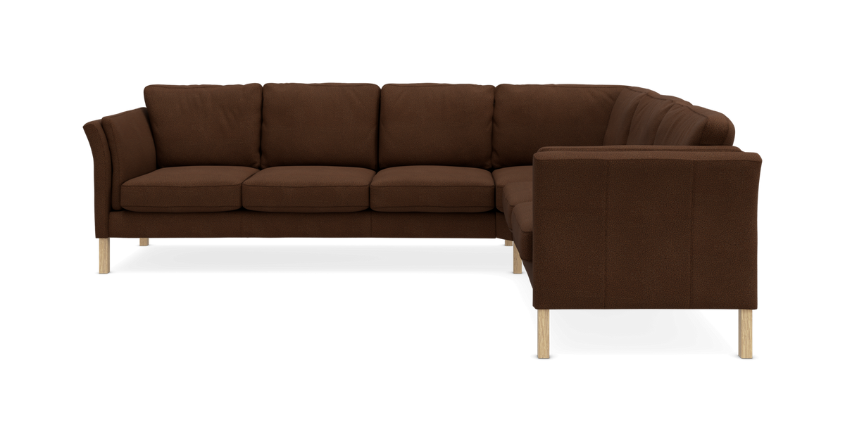 Brun L-formet hjørnesofa i tekstil med lyse træben, frilagt mod hvid baggrund.