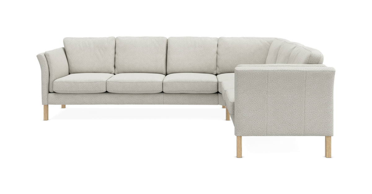 L‑sofa i lysegråt stof med træben, frontvisning på hvid baggrund.