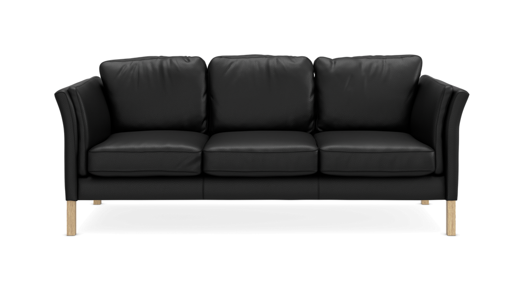Sort tresæders lædersofa med lyse træben, frontvisning.
