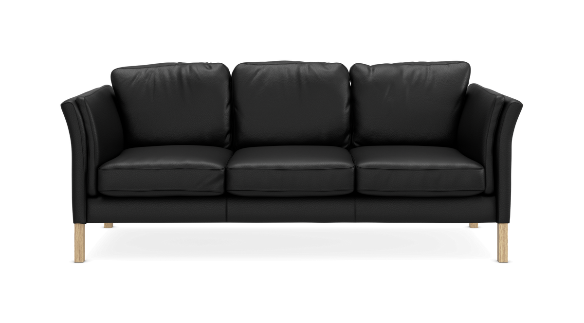 Sort tresæders lædersofa med lyse træben, frontvisning.