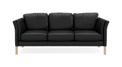 Sort tresæders lædersofa med lyse træben, frontvisning.