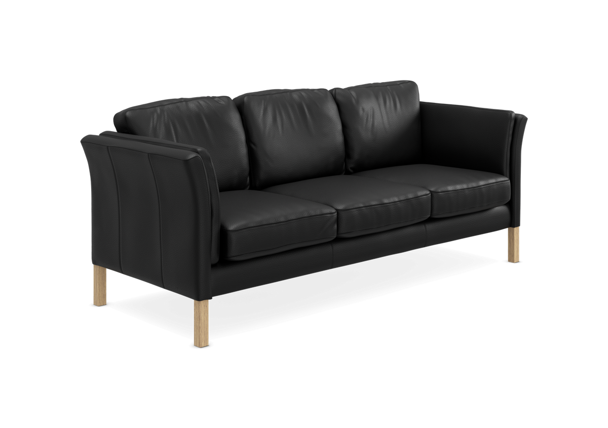 Sort lædersofa med træben, tresæder, frilagt på hvid baggrund.