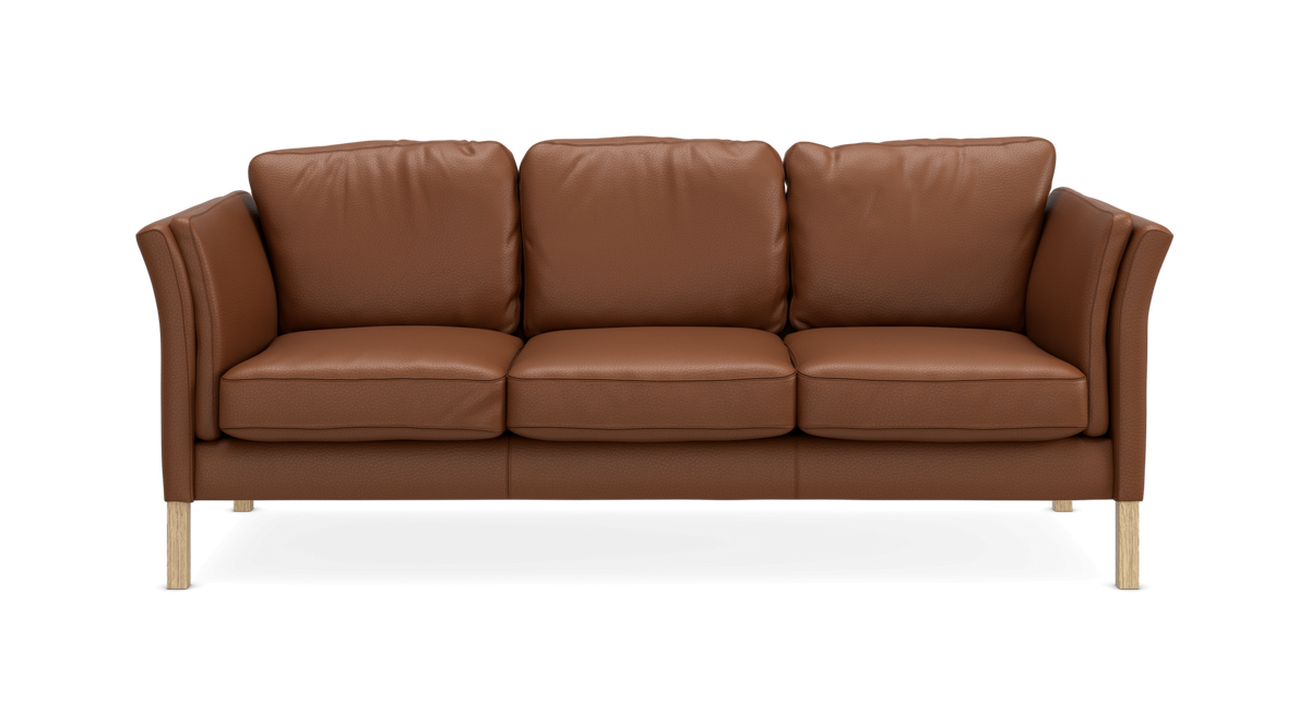 Trepersoners sofa i brunt læder med træben, frontvisning, frilagt på neutral baggrund.