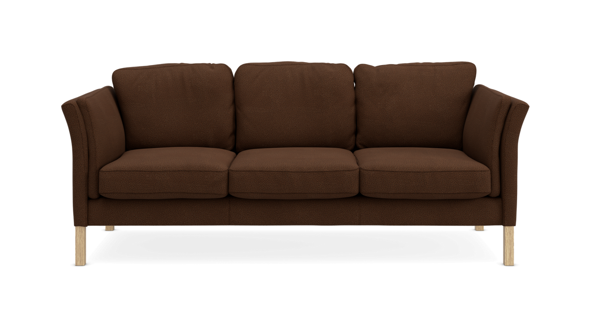 Brun 3-personers stofsofa med træben, frontvisning på neutral baggrund.