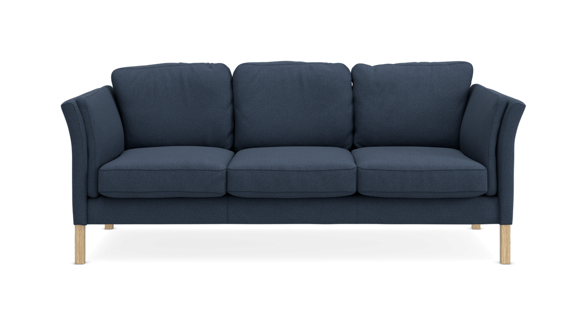 Blå 3-personers sofa med afrundede armlæn og træben.
