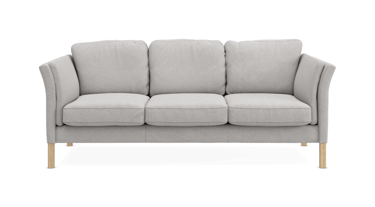 Lysegrå 3-personers sofa med træben, set forfra.