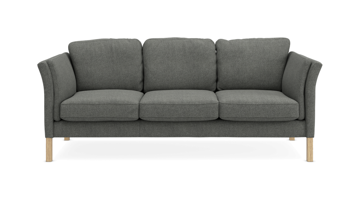 Grå 3-personers sofa i stof med lyse træben, set lige forfra.