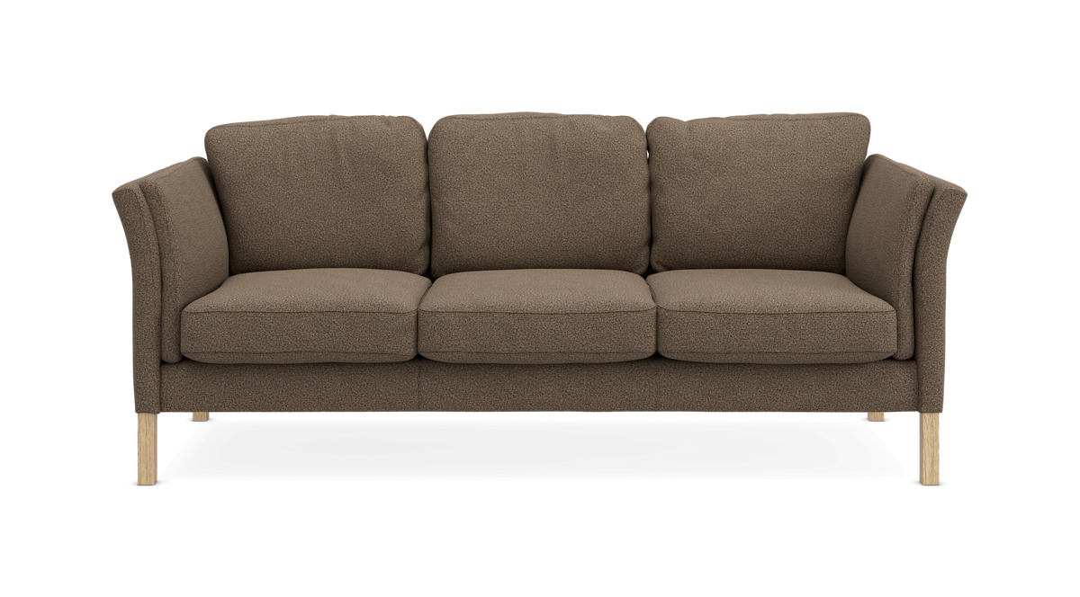 Brun 3-personers sofa i tekstureret stof med lyse træben, set forfra.