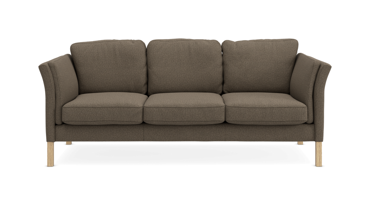 Brun tresæders sofa med lyse træben, frontvisning.