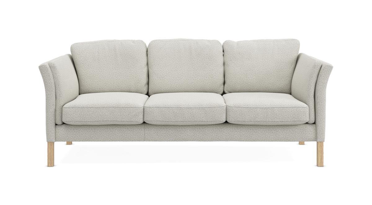 Lysgrå tresæders sofa med buede armlæn og træben, set forfra.
