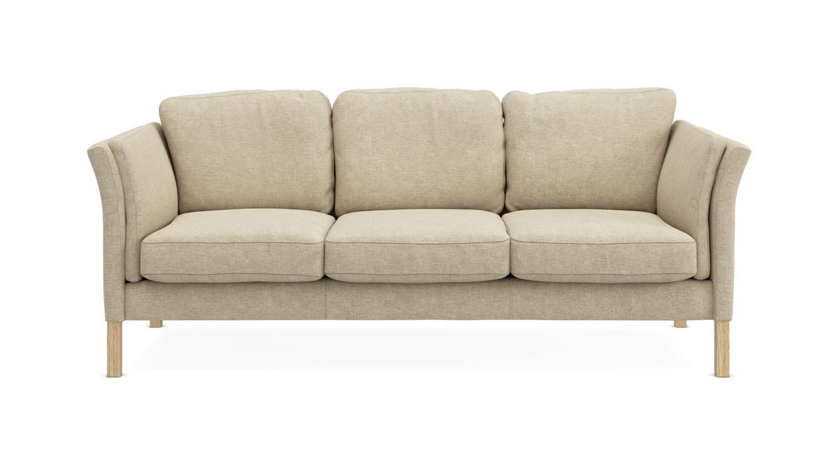 Beige 3-personers sofa med bløde hynder og lyse træben, frilagt mod hvid baggrund.