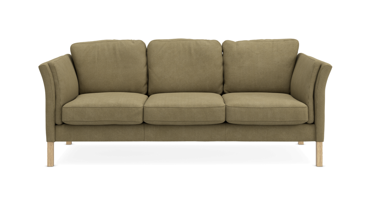 Grøn tresæders sofa med træben i frontvisning på hvid baggrund.