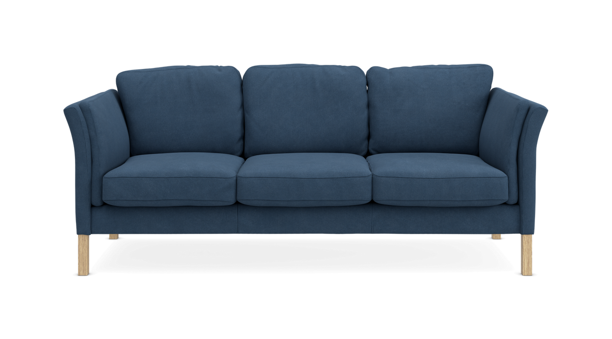 Blå tresæders sofa med træben på hvid baggrund.