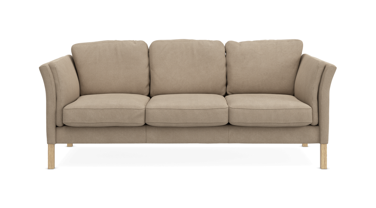 Beige 3-personers sofa med træben, frontvisning på hvid baggrund.