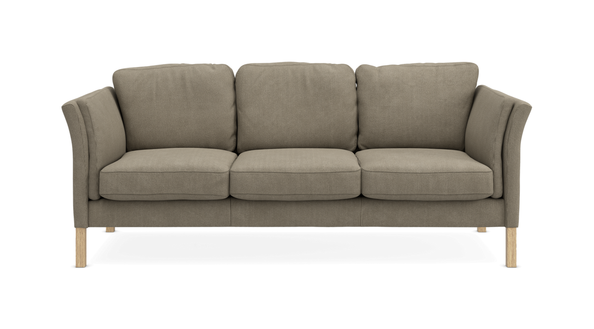 Beige 3‑personers stofsofa med bløde puder og træben, frontvisning