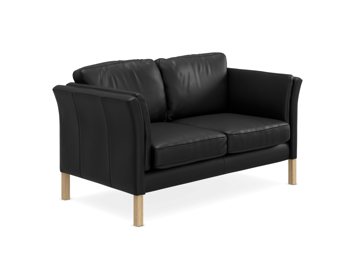 Sort to-sædet lædersofa med træben, fotograferet i vinkel.