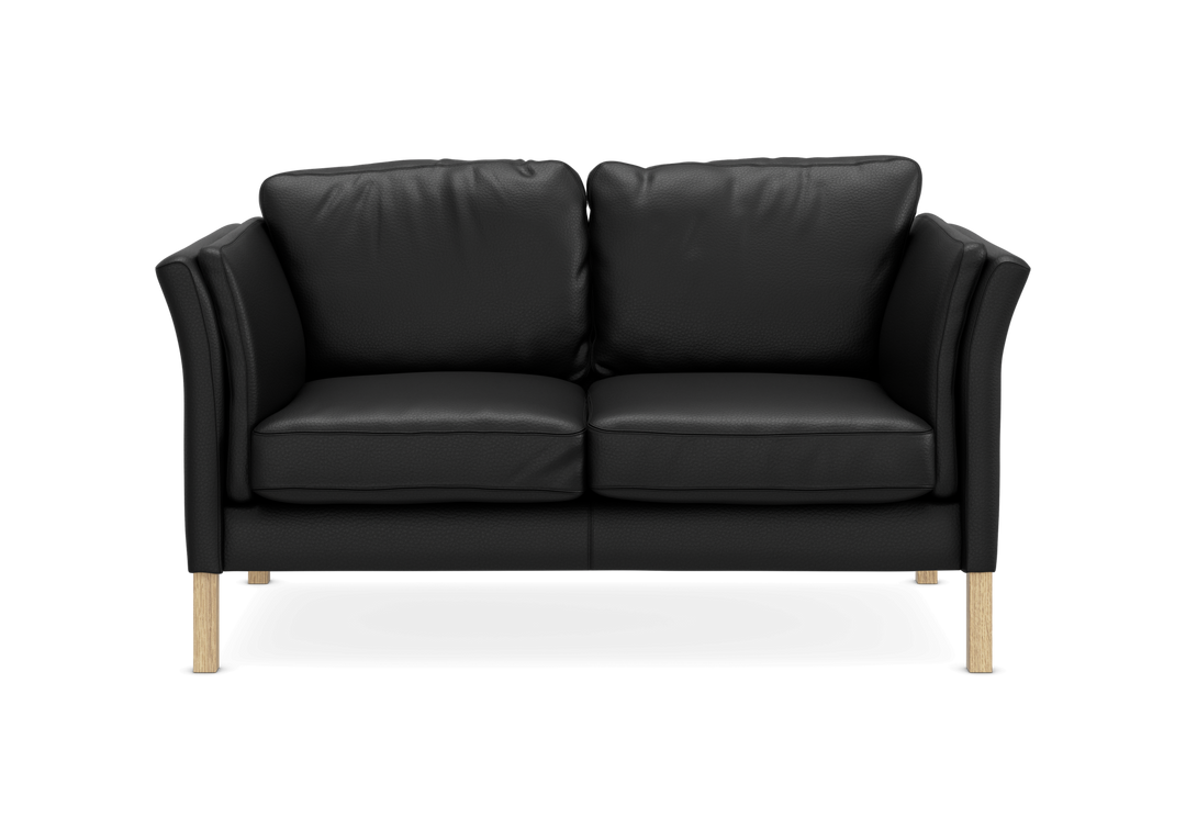 Sort 2-personers lædersofa med lyse træben, frilagt.