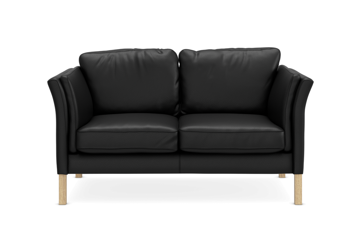 Sort 2-personers lædersofa med lyse træben, frilagt.