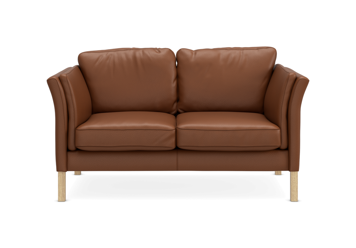 Brun 2-personers lædersofa med træben, produktfoto set lige forfra.