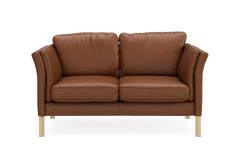 Brun 2-personers lædersofa med træben, produktfoto set lige forfra.