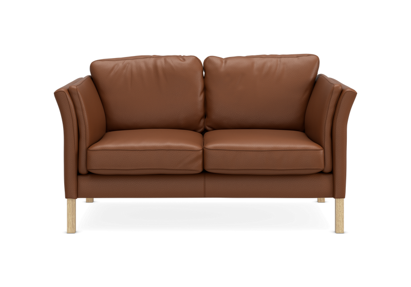 Brun 2-personers lædersofa med træben, produktfoto set lige forfra._ps