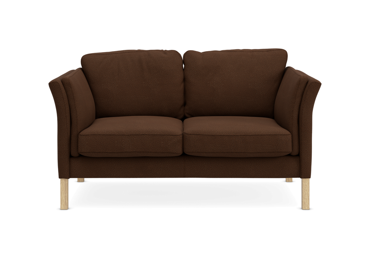 Brun 2-personers sofa med lyse træben, frontvisning.