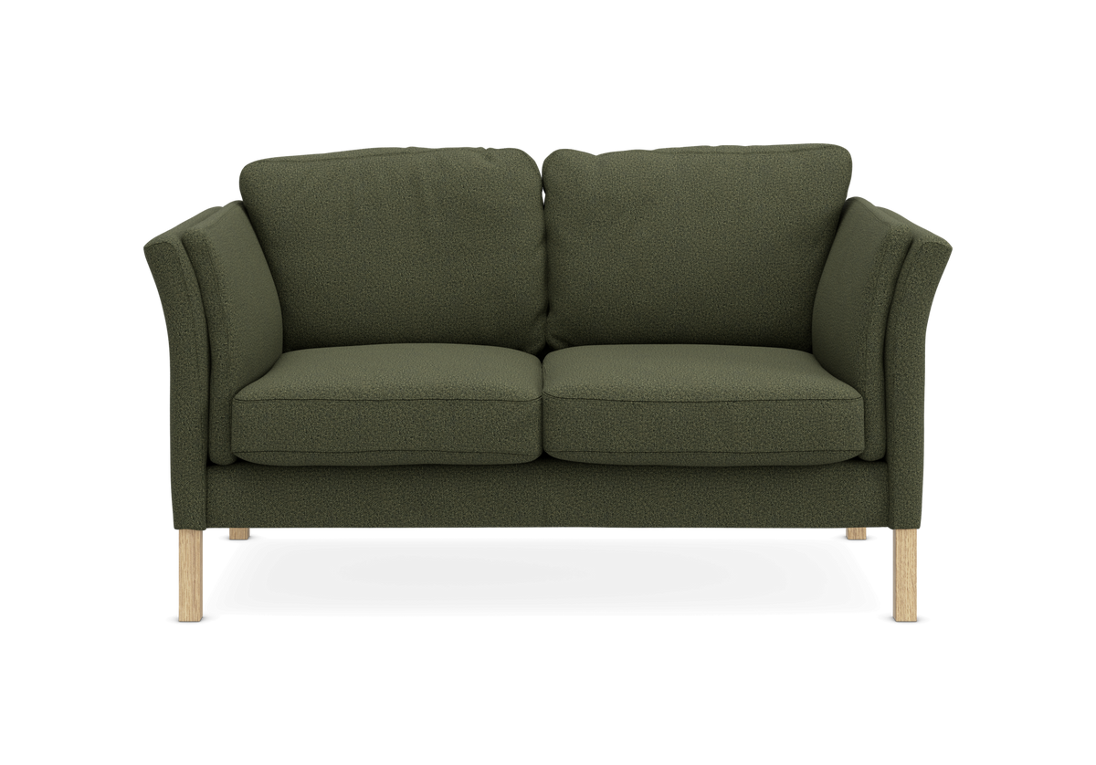 Grøn 2-personers sofa med træben, frontvisning, frilagt studiebillede.