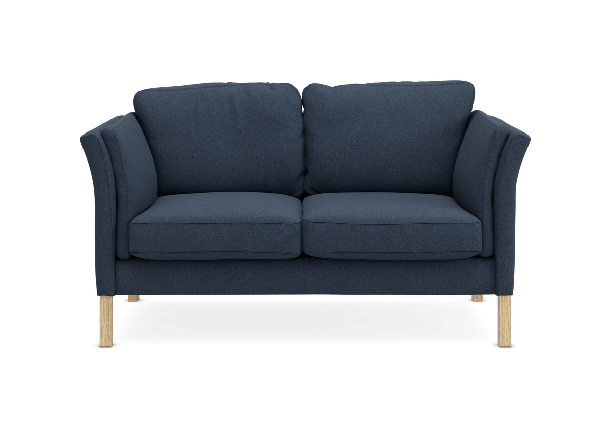 Mørkeblå 2-personers sofa med træben, set forfra.